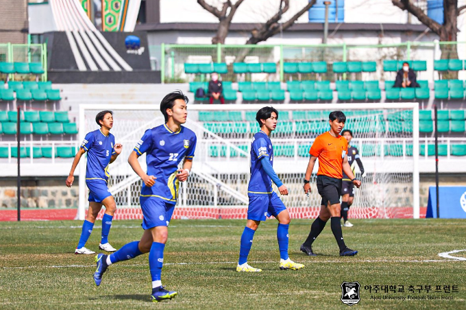 [사진: 아주대학교 축구부 프런트]