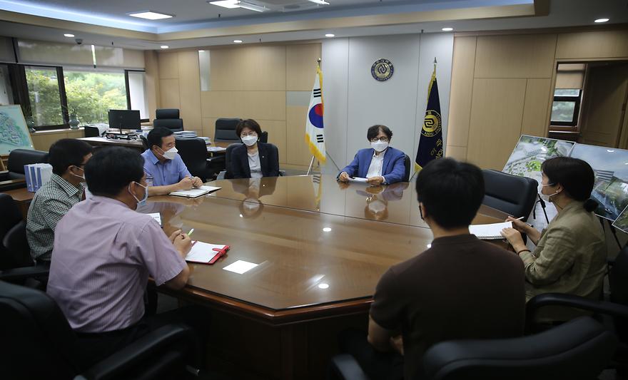 8월 11일 , 우리학교 박형주 총장은 용역직원 대표들과 만나 용역직원들의 노고를 격려하고 업무수행 중의 애로사항 등에 대한 이야기를 나누기 위해 간담회 자리를 가졌다. 